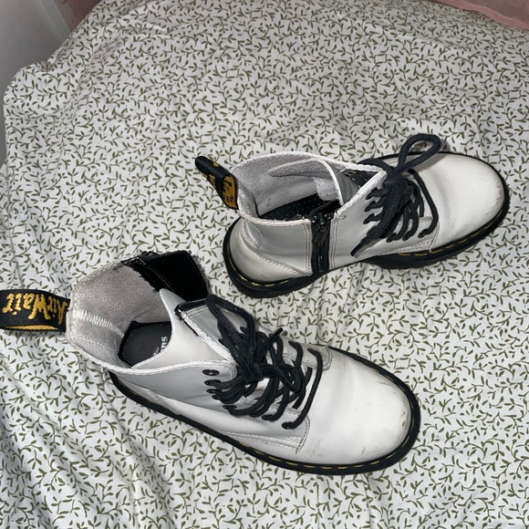 Dr. Martens JADON BOOT SMOOTH LEATHER PLATFORMS (Color: White), Size 7 - Picture 5 of 5